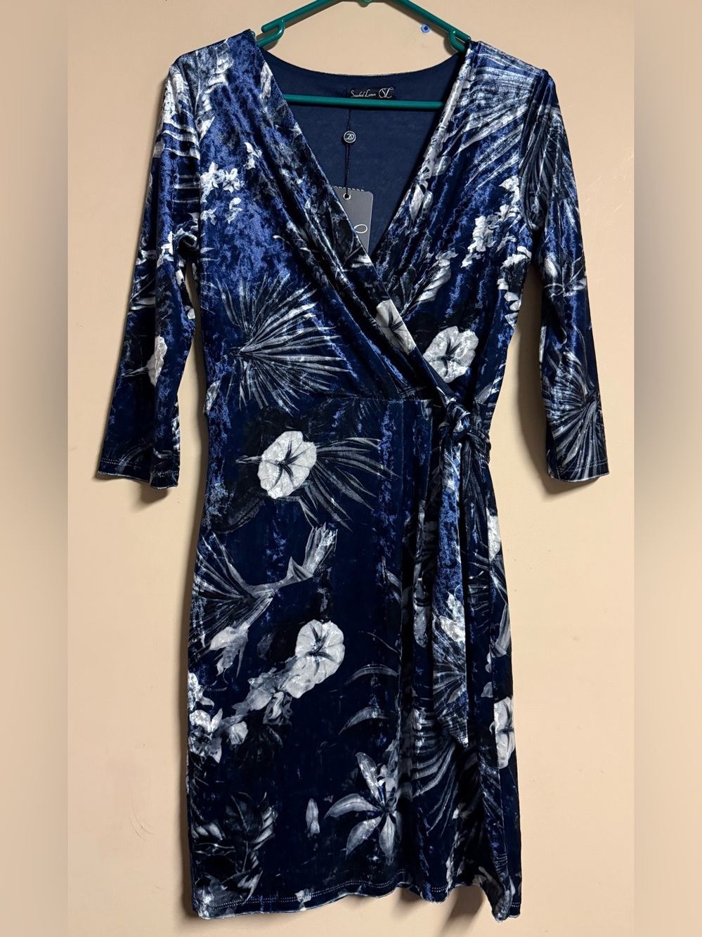 NWT Smashed Lemon Floral Velvet Wrap Dress
Size Small
